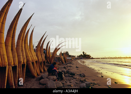 Totora barche - Huanchaco, La Libertad, Perù Foto Stock