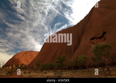 Ayers Rock poco dopo l'alba come visto lungo la base a piedi intorno a Uluru Foto Stock