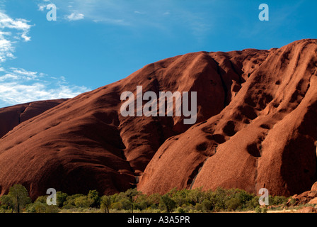 Ayers Rock poco dopo l'alba come visto lungo la base a piedi intorno a Uluru Foto Stock