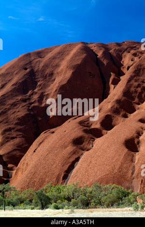 Ayers Rock poco dopo l'alba come si vede dalla base lungo la Passeggiata di Uluru Foto Stock