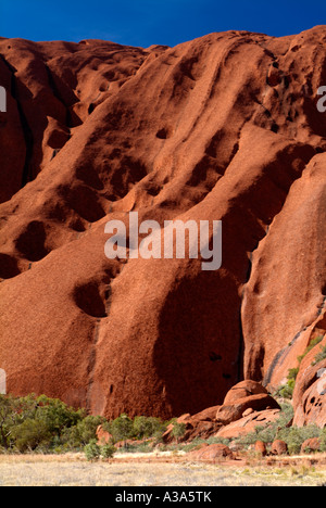 Ayers Rock poco dopo l'alba come si vede dalla base lungo la Passeggiata di Uluru Foto Stock