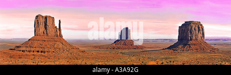 Il Monument Valley 2 muffole e torre panorama giallo tramonto Foto Stock