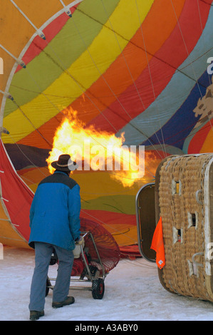 Gonfiare una mongolfiera al Chateau d'Oex balloon festival, Svizzera Foto Stock