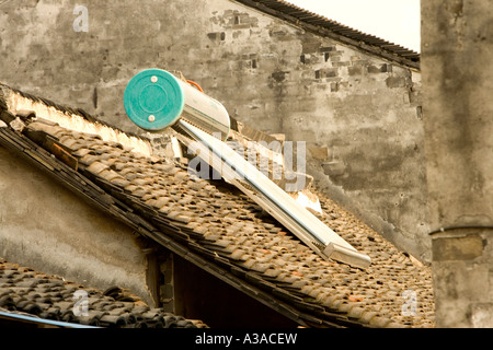 Calorifero di Acqua Solare situato sul tetto di tegole, Xitang, vecchio villaggio di acqua, Cina Foto Stock