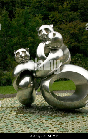 La scultura di un panda gigante famiglia, Wolong, Cina Foto Stock