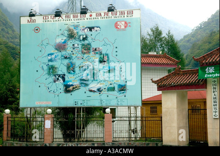 Segno di ingresso a Wolong Panda Gigante Riserva Naturale . Foto Stock