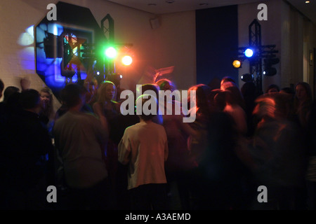 Giovani adolescenti in un party discoteca Foto Stock