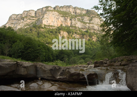 Spagna Aragona Ordesa Y Monte Perido Parco Nazionale Sentiero escursionistico e fiume nel Canonico de Aniscio Aniscio Canyon Foto Stock