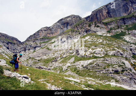 Spagna Aragona Ordesa Y Monte Perido Parco Nazionale Sentiero escursionistico ed escursionisti nel Canonico de Aniscio Aniscio Canyon Foto Stock