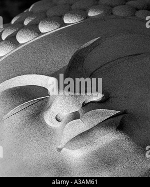 Dettaglio del Buddha statua reclinata a Tsubosaka dera tempio Prefettura di Nara Giappone storico tempio fondata nel 701ANNUNCIO Foto Stock