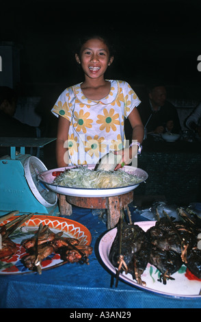 Piatti locali preparati di fresco in strada per la vendita presso il nightmarket su Sisavangvong Luang Prabang Laos Gentile Venditore Foto Stock