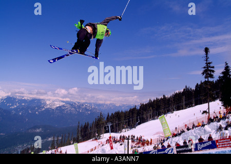 Whistler, BC, British Columbia, Canada - uno sciatore Freestyle concorrenti a superpipe della concorrenza a Halfpipe sul Monte Blackcomb Foto Stock