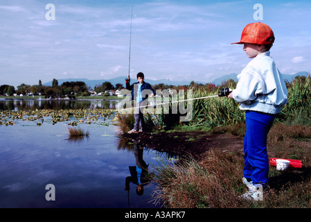 Due giovani ragazzi di pesca in 'Trota Lago' a John Hendry Park in Vancouver British Columbia Canada Foto Stock