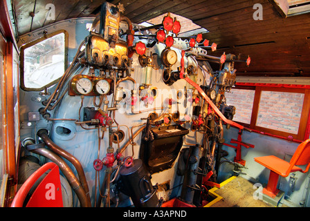 Cabina treno a vapore del driver nella finestra di comando leva vernice restaurato museo scienza industria manchester sede presentano unità UK Regno Foto Stock