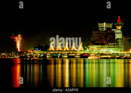 Le luci di Natale e di Capodanno fuochi d'artificio al Canada Place, Vancouver, BC, British Columbia, Canada - Riflessioni sull'acqua Foto Stock