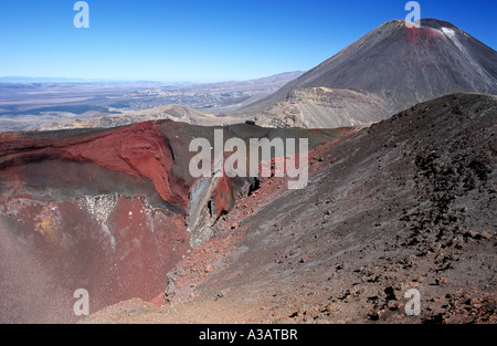 Il cratere vulcanico vicino a Mt Ngauruhoe del Parco Nazionale di Tongariro Taupo regione Isola del nord della Nuova Zelanda Foto Stock