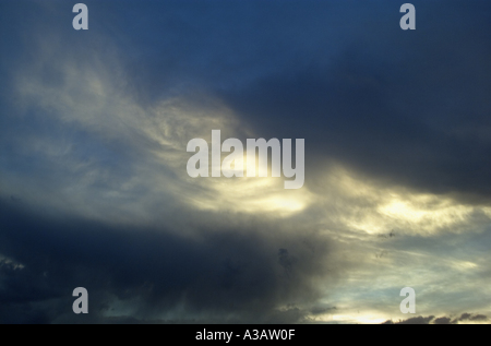 Feroce cielo nuvoloso indicando una tempesta di avvicinamento Foto Stock