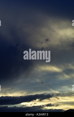 Feroce cielo nuvoloso indicando una tempesta di avvicinamento Foto Stock