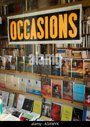 Usato pre di proprietà di seconda mano libri in una libreria speciale con grandi occasioni segno sulla finestra Bruxelles Belgio Foto Stock