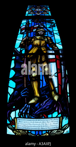 Vetrata raffigurante un cavaliere in armatura. St Georges RAF Cappella, Biggin Hill, Kent, Inghilterra, Regno Unito. Foto Stock