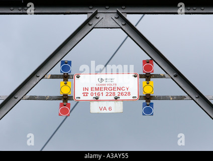 Cartello di pericolo metallo cartello di pericolo pericolo, numero di telefono di emergenza, primo piano, su pilone di elettricità in Bolton nord-ovest inghilterra regno unito Foto Stock