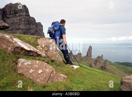 Un viandante si appoggia guardando oltre il vecchio uomo di Storr Isola di Skye in Scozia Foto Stock