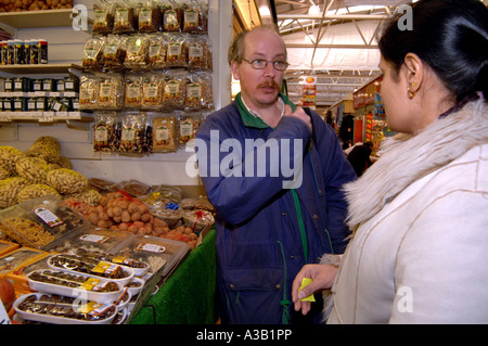 Un gruppo di persone con disabilità di apprendimento andare a fare shopping con un accompagnatore Bradford West Yorkshire modello rilasciato Foto Stock