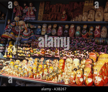 Russia San Pietroburgo souvenir stallo in Nevskiy Prospekt matrioska bambole Foto Stock