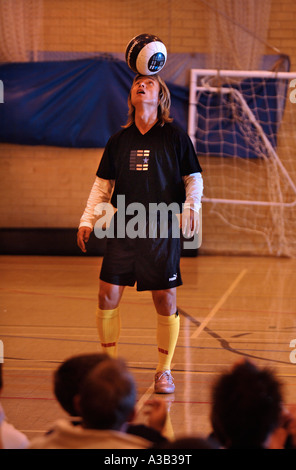 Abilità di calcio performer signor woo dimostrando la sua trucchi prima di un pubblico di scolari ott 2006 REGNO UNITO Foto Stock