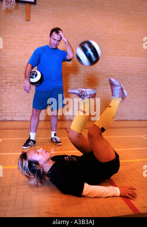 Abilità di calcio performer signor woo dimostrando la sua trucchi ott 2006 REGNO UNITO Foto Stock