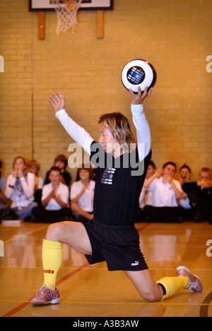 Abilità di calcio performer signor woo dimostrando la sua trucchi prima di un pubblico di scolari ott 2006 REGNO UNITO Foto Stock