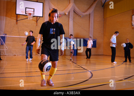 Abilità di calcio performer signor woo dimostrando la sua trucchi prima di un pubblico di scolari ott 2006 REGNO UNITO Foto Stock