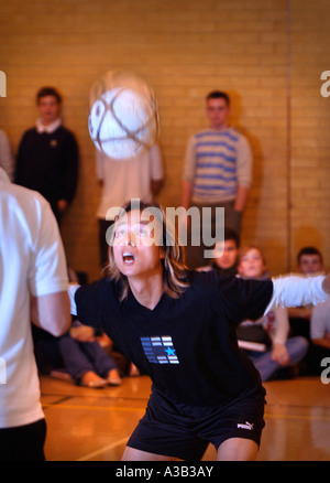 Abilità di calcio performer signor woo dimostrando la sua trucchi prima di un pubblico di scolari ott 2006 REGNO UNITO Foto Stock