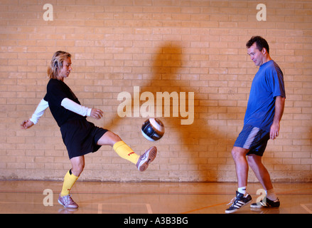 Abilità di calcio performer signor woo dimostrando la sua trucchi ott 2006 REGNO UNITO Foto Stock