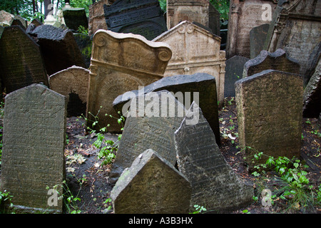 CZECH REPUBLIC Czechia Bohemia Prague Densely packed gravestones with Hebrew script in the Old Jewish Cemetery. Foto Stock