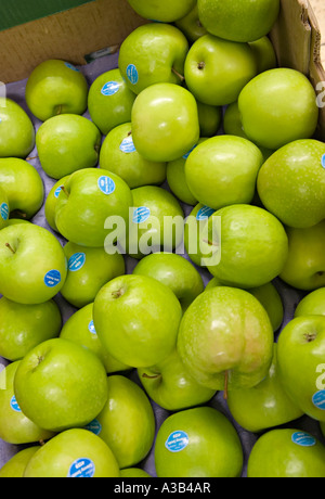Scatola di le mele Granny Smith in vendita a ortolano Wales UK Foto Stock