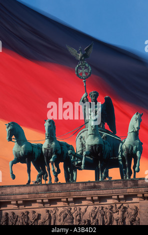 Germania Berlin Brandenburg Gate Quadriga tedesco bandiera nazionale Foto Stock