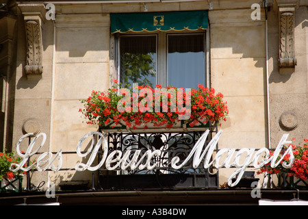 Francia Ile de France Parigi riva sinistra Place St Germain des Pres Les Deux Magots famoso caffè letterario frequentato dai surrealisti Foto Stock