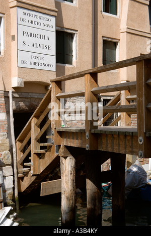 Italia Veneto Venezia Novo Ghetto Ebraico Ghetto Nuovo Ponte de Ghetonovo solo uno dei tre ponti stretti in mondi di primo ghetto. Foto Stock