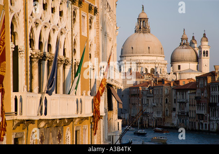 Italia Veneto Venezia a cupola chiesa bizantina di Santa Maria della Salute sul Canal Grande con Palazzo Franchetti Cavali con bandiere Foto Stock