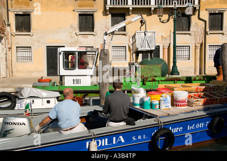 Italia Veneto Venezia Canal Grande raccolta rifiuti la barca con una gru di sollevamento per i contenitori della spazzatura ritardi barca in attesa di dock Foto Stock