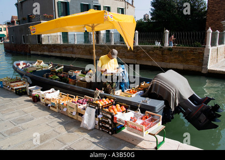 Italia Veneto Venezia a frutta e verdura venditore nella sua barca ormeggiata lungo la Fondamenta Dei Vetrai canal Foto Stock