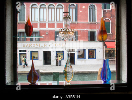 Italia Veneto Laguna di Venezia Isola di Murano fondamenta dei vetrai la finestra di visualizzazione dei tradizionali oggetti di vetro in negozio da canal Foto Stock