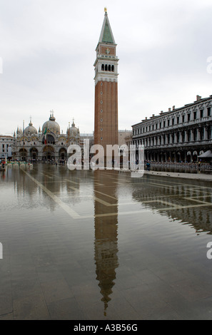 Italia Veneto Venezia Piazza San Marco Aqua Alta acqua alta allagamento con campanile Torre Campanaria e la basilica di San Marco Foto Stock