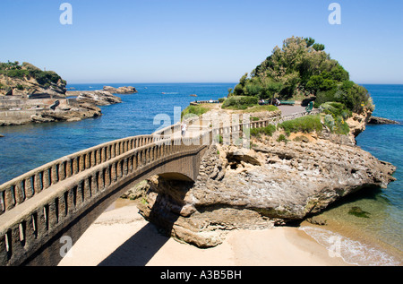 Francia Aquitania Pirenei Atlantique basco Biarritz località balneare sulla costa atlantica ponte per un'isola da PORT DES PECHEURS Foto Stock