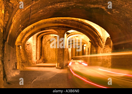 Shot che illustra il movimento di un automobile che passa attraverso il tunnel sotterraneo sistema di Guanajuato Messico Foto Stock