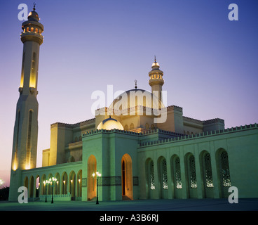 Bahrein Medio Oriente isole golfo membro Manama Al fede esterno della Moschea e minareto illuminata di notte Foto Stock