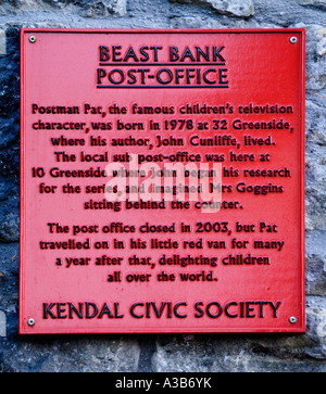 Lapide commemorativa postino Pat, a bestia Bank Post Office, Greenside, Kendal Cumbria, England, Regno Unito, Europa. Foto Stock