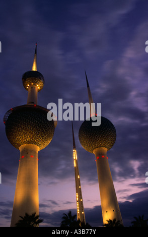 KUWAIT Medio Oriente Golfo membro Kuwait City Acqua torri illuminate al tramonto Foto Stock