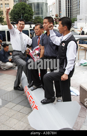 I manifestanti in piedi sul missile Replica, Seoul Foto Stock